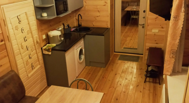 Chastny Dvukhetazhny Dom S Saunoy Private house, Rezerwuj Dom wakacyjny Hotele w Obwód pskowski z parkingiem, Parking