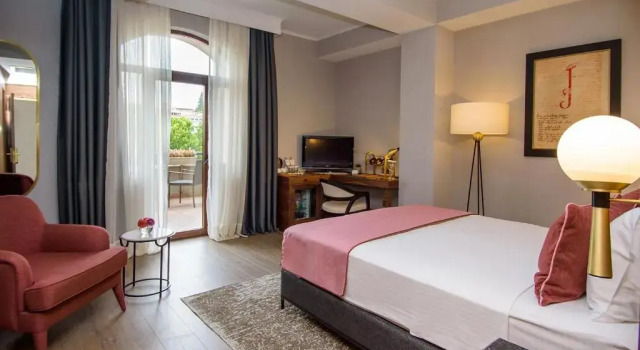Двухместный номер Deluxe с балконом и с красивым видом из окна Tiflis Palace