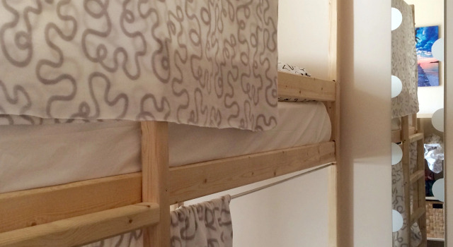 Postel ve společném pokoji Dom Audio Hostel