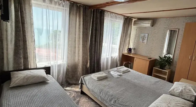 Трёхместный номер Comfort с балконом Меблированные комнаты Ника
