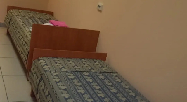 Кровать в общем номере с красивым видом из окна Хостел Тюмень на Привокзальной 22, к. 1