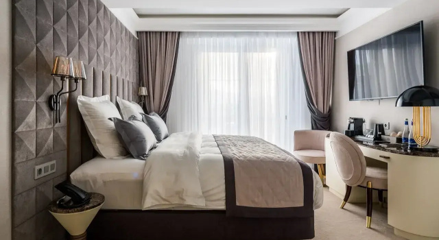 Двухместный номер с французскиv балконом Классик Отель HISTORY Бутик-отель и СПА