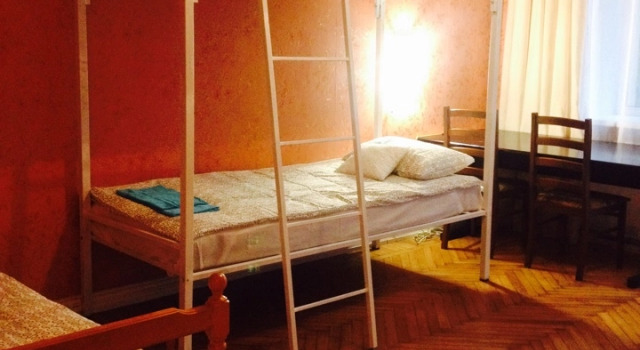 Кровать в общем номере с балконом Хостел Family