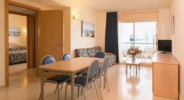 Одноместный люкс с балконом и с видом на город htop Royal Sun Suites 4Sup - Fun