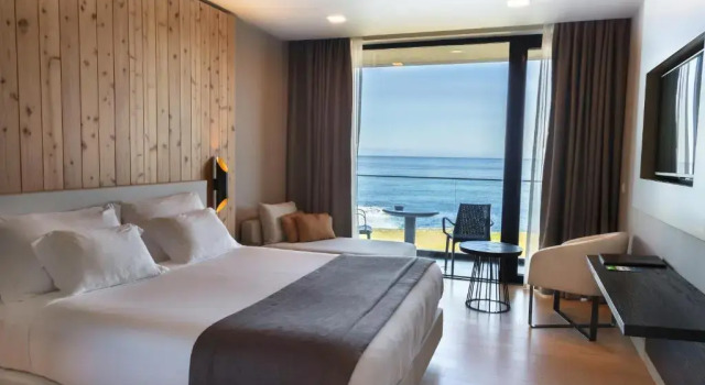 Двухместный номер с балконом и с видом на море Pedras do Mar Resort & Spa