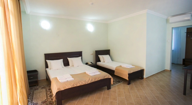 Habitación cuádruple Estándar con balcón Hotel ACRA
