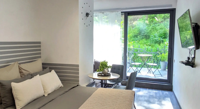 S Sobstvennoy Terrasoy I Vidom Na Zelenuyu Zonu V Primorskom Parke Flat, Rezervovat Apartmán Jalta 
