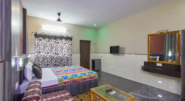 Люкс с балконом и с красивым видом из окна Vinodhara Guest House