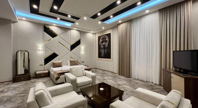 Трёхместный люкс Executive с балконом Отель Royal Mansion