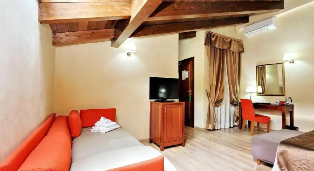 Трёхместный номер Hotel Camelia
