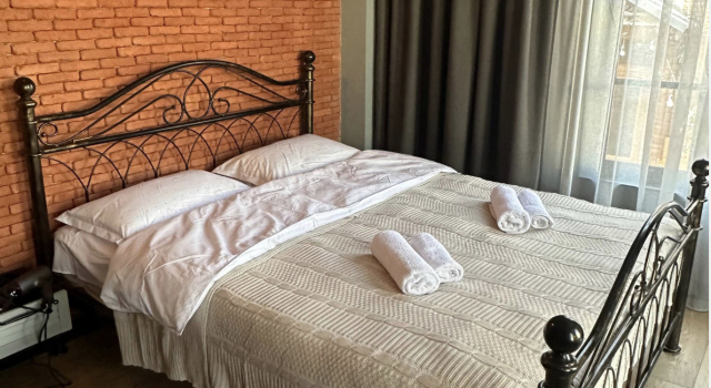 Двухместные апартаменты с балконом и с видом на город Апартаменты House near Gabriadze theatre