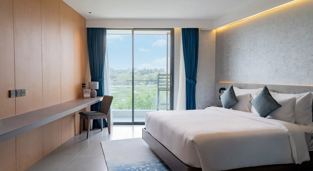 Двухместный полулюкс с балконом и с видом на сад Курортный Отель Kora Beach Resort Phuket