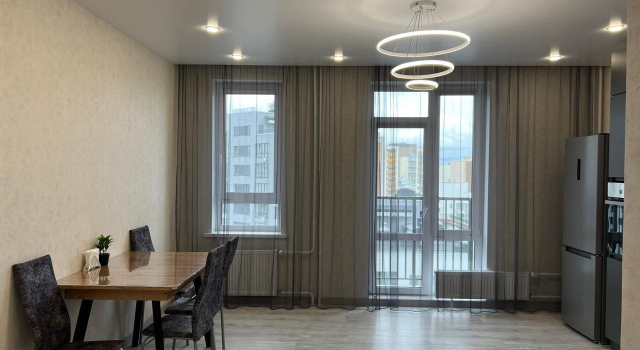 Svetlye, Prostornye S Balkonom Dvukhkomnatnye Apartments, Prenota Appartamento Hotel a Tyumen Region con parcheggio, Parcheggio