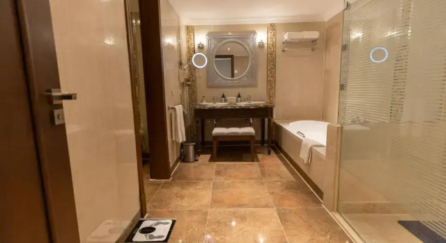 Четырёхместный люкс Posh Club Pool с балконом Sunrise Crystal Bay Resort -Grand Select