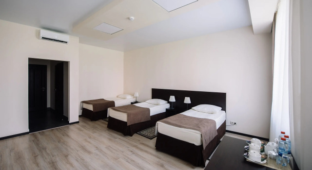 Трёхместный номер West Hotel