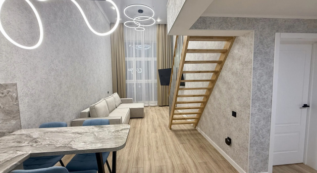 Dvukhurovnevaya Trekhkomnatnaya Zhk Akvatoriya Flat, Prenota Appartamento Hotel a Tyumen Region con parcheggio, Parcheggio