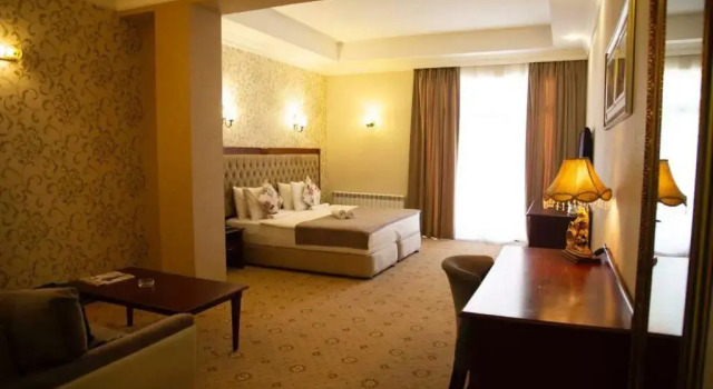 Четырёхместный номер Standard с балконом Capitol Hotel Baku