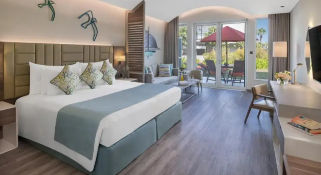 Двухместный полулюкс Beachfront Terrace Отель JA The Resort - JA Palm Tree Court