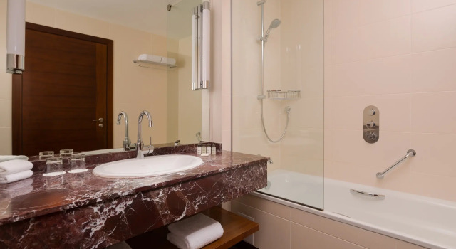 Люкс с 2 комнатами Sheraton Skypoint Luxe Hotel