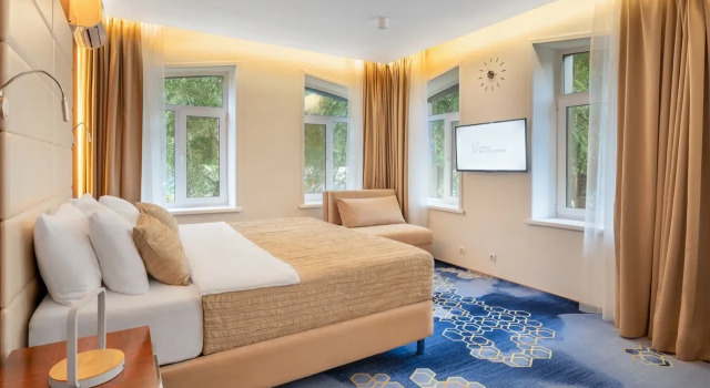 Трёхместные апартаменты с видом на город Отель V Hotel&Rooftop Lounge