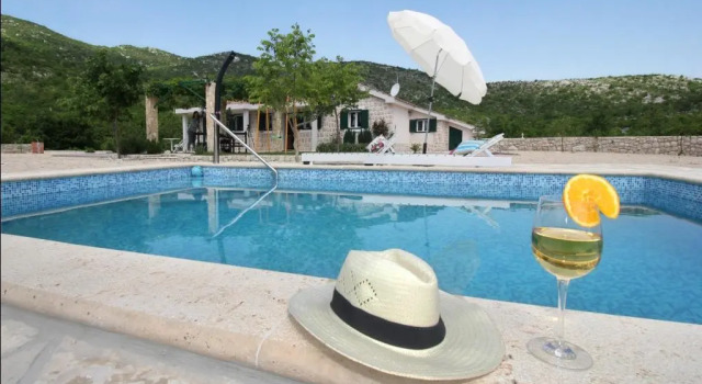 Вилла с 2 комнатами с красивым видом из окна Вилла Villa with pool near Makarska