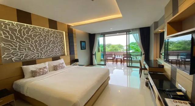 Двухместный номер Deluxe с балконом Aqua Resort Phuket - Near Beach and Chalong Pier