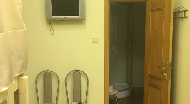 Кровать в общем номере (женский номер) с красивым видом из окна Хостел Mon Repos