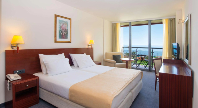 Отель Iberostar Waves Bellevue