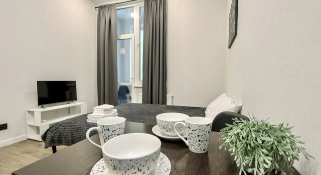 Uyutnaya Studiya Ryadom S Ld Molodezhny Flat, Prenota Appartamento Hotel a Udmurtia con parcheggio, Parcheggio