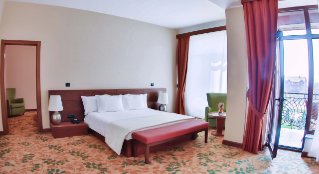 Четырёхместный семейный люкс с видом на горы El Resort Hotel