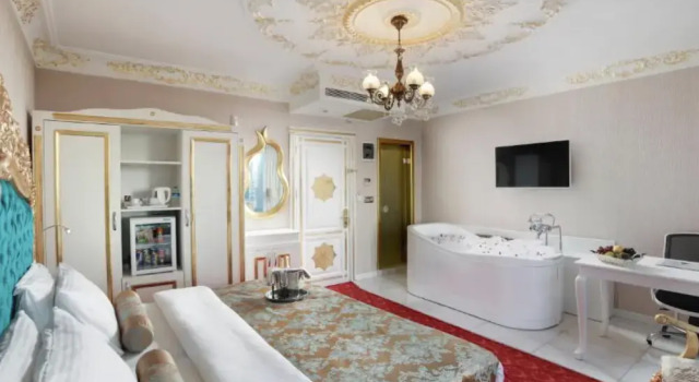 Suite with Jacuzzi с видом на город White Monarch Hotel