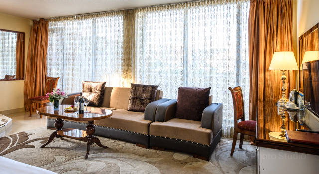 Twin Junior Suite with balcony and with city view Royal Plaza