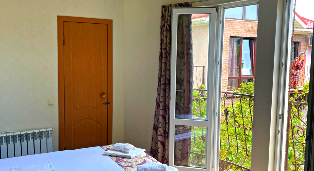 Uyutnaya Studiya S Panoramnymi Oknami Na Vtorom Etazhe Flat, Rezervovat Apartmán Feodosiya 