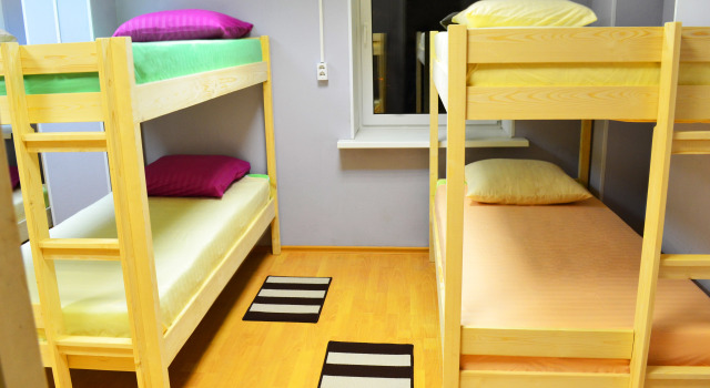 Postel ve společném pokoji pro muže a výhledem Uyut Hostel