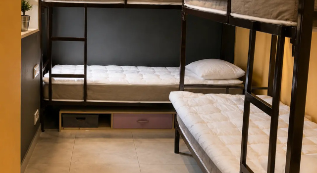 Letto in camerata con vista sulla città Krysha Hostel
