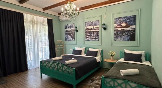 Трёхместный номер Superior с балконом и с видом на горы Pesvebi Design Hotel and Cellar