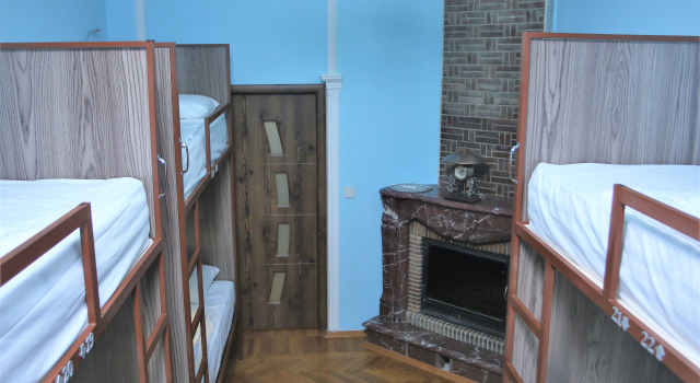 Balkonlu yurtta yatak Hostello Hostel