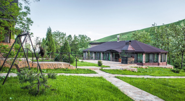 Aksu Zhabagyilyi Guest House, Prenota Affittacamere Hotel a Shymkent con piscina, Piscina