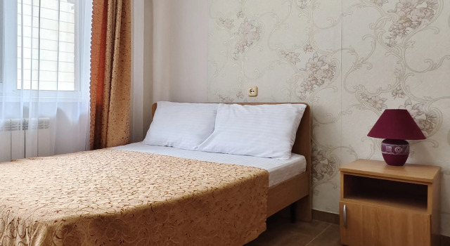 Шестиместный номер Comfort с 2 комнатами с балконом и с видом на внутренний двор Меблированные комнаты Семейный дом на Виноградной