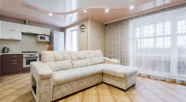 Uyutnaya trekhkomnatnaya kvartira u stantsii metro Kozyya Sloboda Flat, Prenota Appartamento Hotel a Tatarstan con parcheggio, Parcheggio