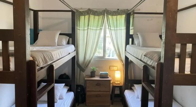 Кровать в общем номере с балконом и с видом на сад Dinuda Lagoon Hotel
