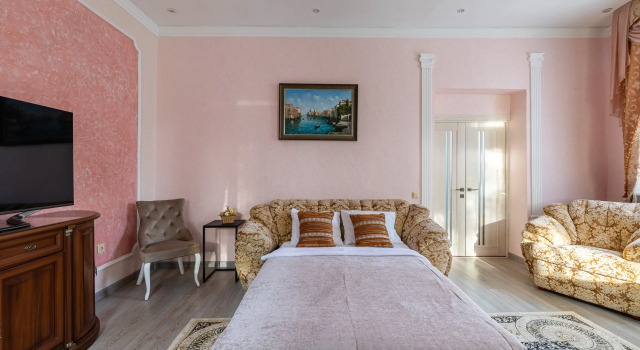 Шестиместный коттедж с балконом и с красивым видом из окна Гостевой дом Лесная сказка