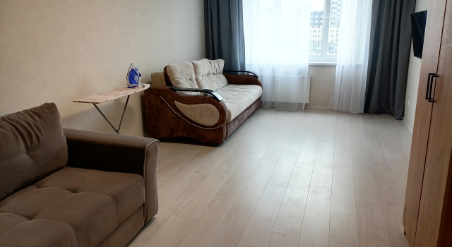 Odnokomnatnaya 41m² 2 Krovati Flat, Prenota Appartamento Hotel a Tyumen Region con parcheggio, Parcheggio