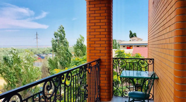 Кармин-Маринер Отель, Book Hotel Saky 