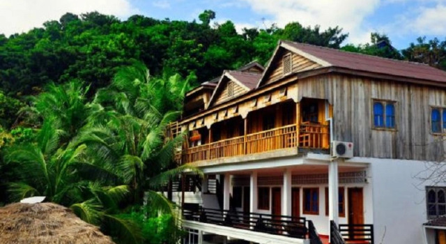 Кровать в общем номере с балконом и с красивым видом из окна CoCo Boutique Resort