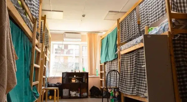 Кровать в общем номере (мужской номер) с видом на город Хостел Клевер