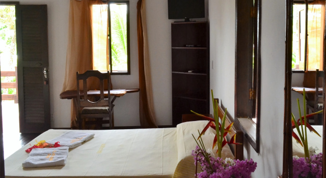 Семейный номер Standard с балконом и с красивым видом из окна Отель Village do Dendê Garden Guesthouse and Bungalows