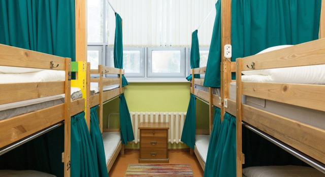 Postel ve společném pokoji pro muže a výhledem na město 7 Days Hostel