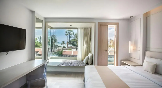 Двухместный номер Deluxe с балконом и с частичным видом на море The Bloc Hotel Phuket