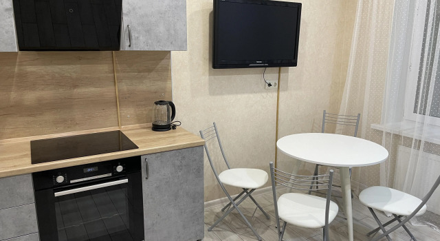 Komfortabelnay Posutochno V Tyumeni Flat, Prenota Appartamento Hotel a Tyumen Region con parcheggio, Parcheggio